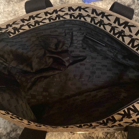 Michael Kors Travel Bag MK - Picture 3 of 7